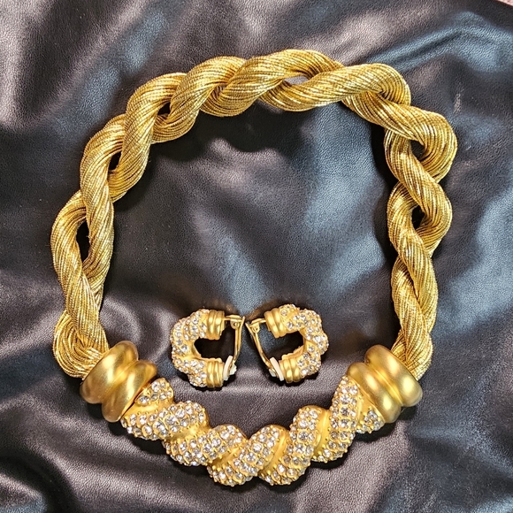 AUTHENTIC Givenchy Vintage Chunky Gold Necklace with Matching Clip On Earrings - Picture 5 of 10